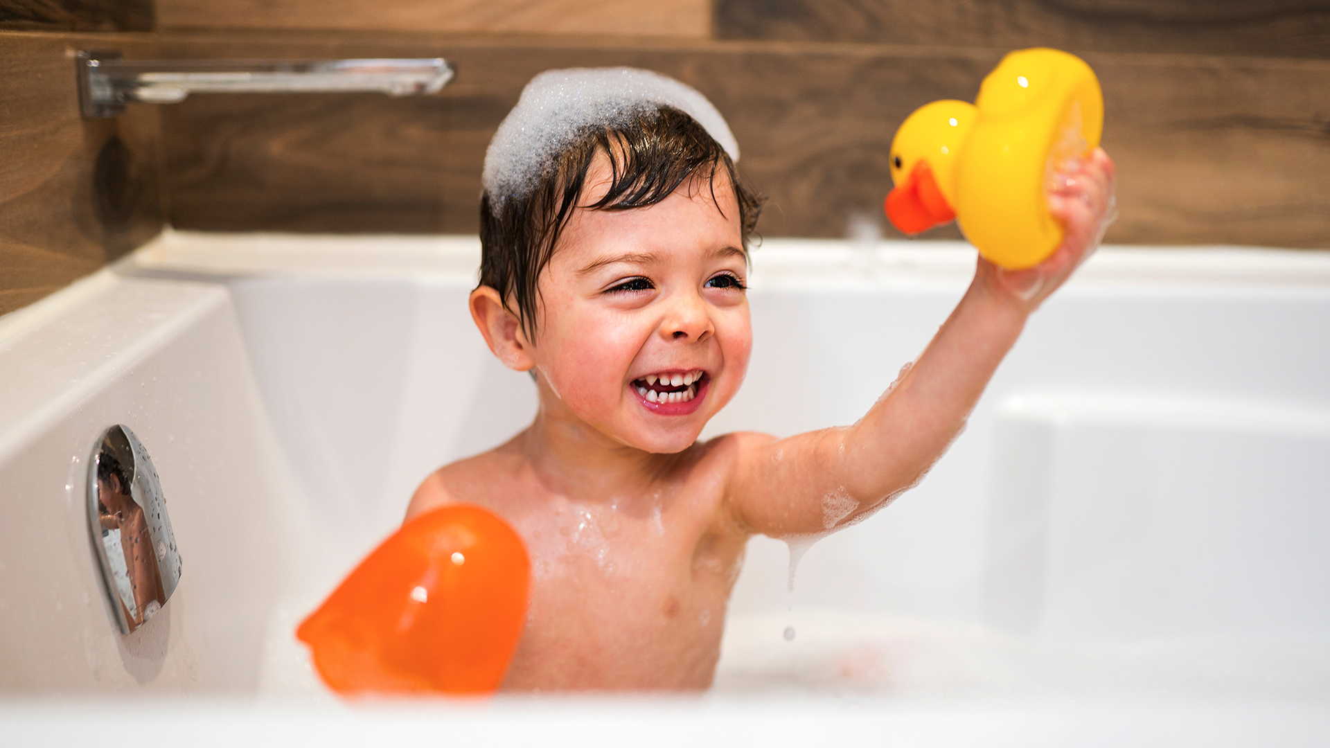 https://www.rog3.com/wp-content/uploads/2022/07/Clean-Bathrub-for-a-child-with-best-bathtub-cleaner.jpg